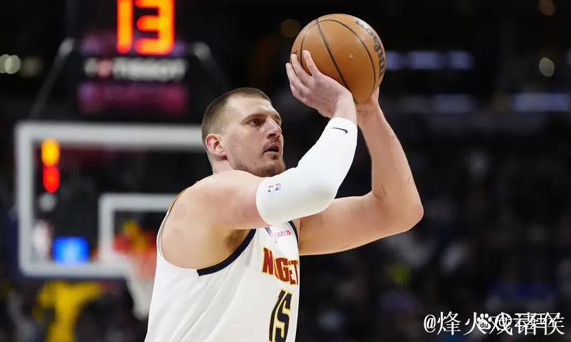 约基奇:大家不该拿申京和我作比较,他本身就已非常出色 约基奇:大家不该拿申京和我作比较,他本身就已非常出色